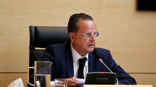 El presidente presentando los informes